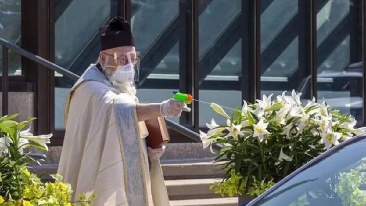 Svećenik pištoljem na vodu dijelio blagoslov