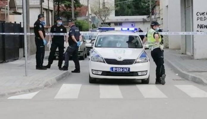 Maskirani mladić upao u kafić sa automatskom puškom