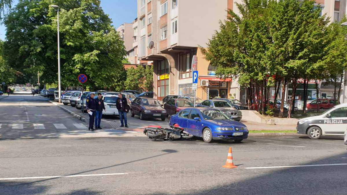 Saobraćajna u centru Zenice, jedna osoba teško povrijeđena (FOTO)