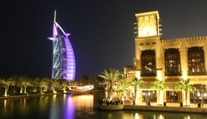 U Ujedinjenim Arapskim Emiratima otvaraju se tržni centri i restorani