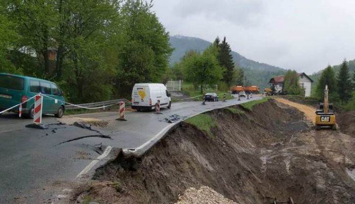 Klizište na M-18, saobraćaj obustavljen za šlepere (FOTO)