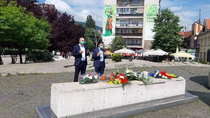 Delegacija Vlade ZDK odala počast na šehidskom spomen-obilježju u Zenici