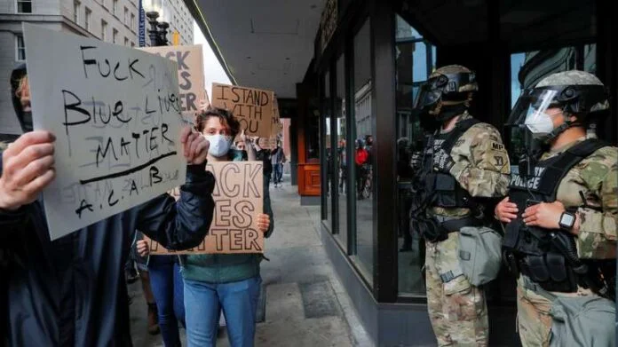 Američka Policija I Demonstranti
