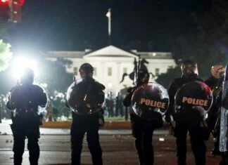 Neredi i ispred Bijele kuće, Trumpa odveli u podzemni bunker
