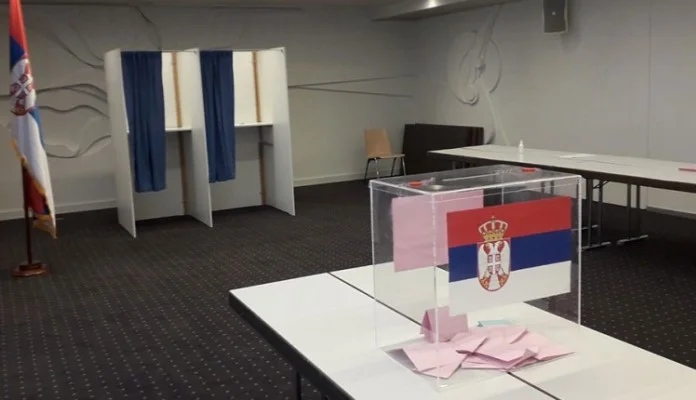 Trudnicu pustili da glasa preko reda pa se dvojica potukla