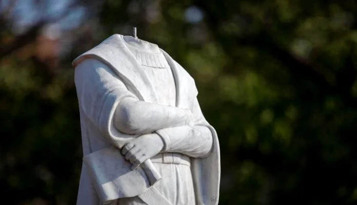 Ruše kipove Kristofera Kolumba širom Amerike: Jedan su bacili u jezero, drugom otkinuli glavu