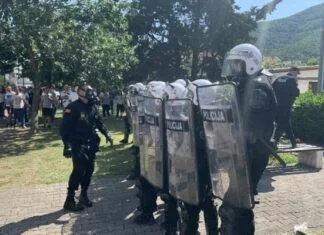 Haos u Budvi: Policija bacala suzavac na građane okupljene ispred policijske stanice (VIDEO)