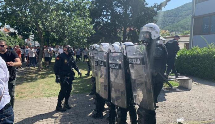 Haos u Budvi: Policija bacala suzavac na građane okupljene ispred policijske stanice (VIDEO)