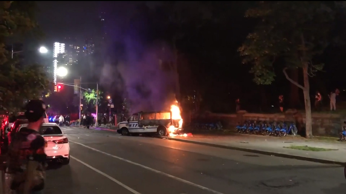 Protesti Amerika New York Napad Na Policajca