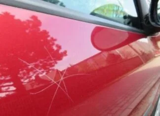 Djevojčica kamenčićem iscrtala snježne pahuljice na 37 automobila, šteta 30.000 eura Šaranje Automobila