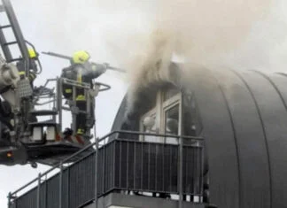Avion pao na stambenu zgradu, tri osobe poginule, povrijeđeno jedno dijete (VIDEO)