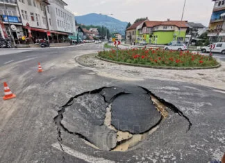 Pukla cijev i propao dio kružnog toka na GGM-u u Zenici (FOTO) GGM Propadanje Asfalta