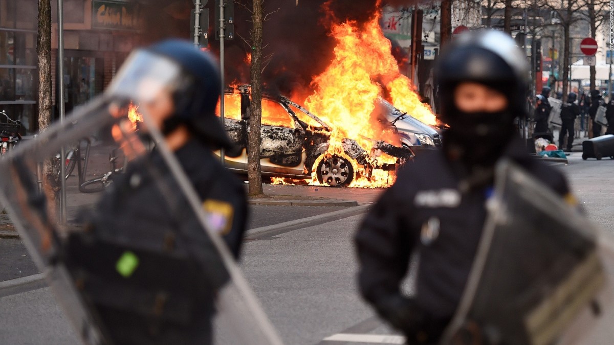 Više hiljada ljudi na trgu, policija napadnuta flašama, uhapšeno 39 osoba