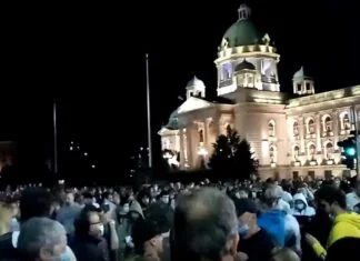 Protest građana u Beogradu zbog policijskog sata, provalili u zgradu Skupštine (VIDEO)