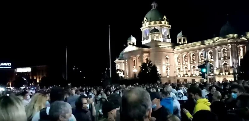 Protest građana u Beogradu zbog policijskog sata, provalili u zgradu Skupštine (VIDEO)