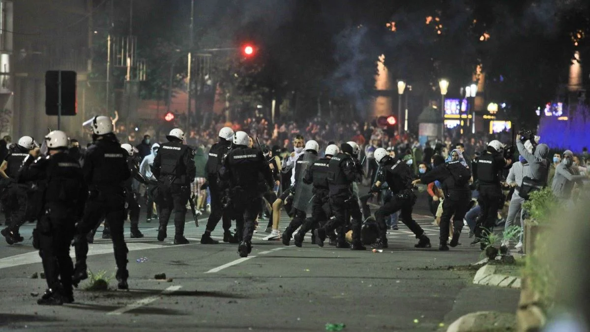 U neredima u Beogradu povrijeđena 43 policajca, uhapšene 23 osobe