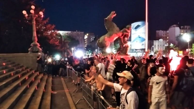 U Beogradu ponovo nasilni protesti, policija na kraju rastjerala demonstrante