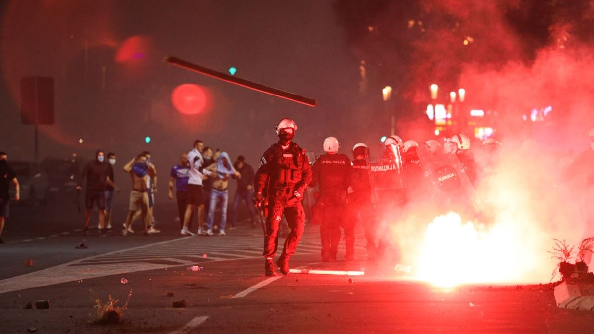 Policija uz primjenu sile rastjerala demonstrante u Beogradu