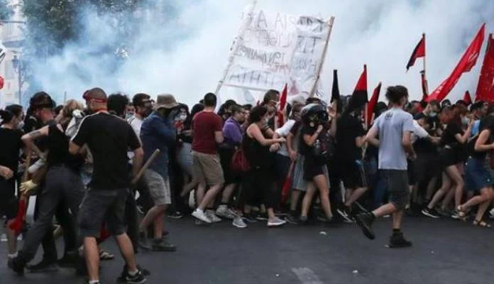 Deset hiljada ljudi na ulicama u Grčkoj, bečeni suzavac i gasne bombe