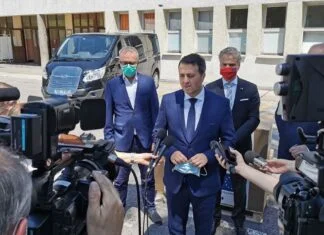 Ambasador Sattler uručio dva respiratora Kantonalnoj bolnici Zenica