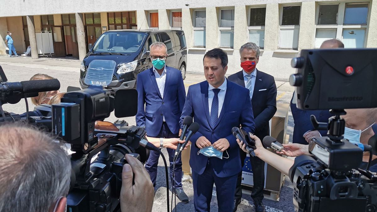 Ambasador Sattler uručio dva respiratora Kantonalnoj bolnici Zenica