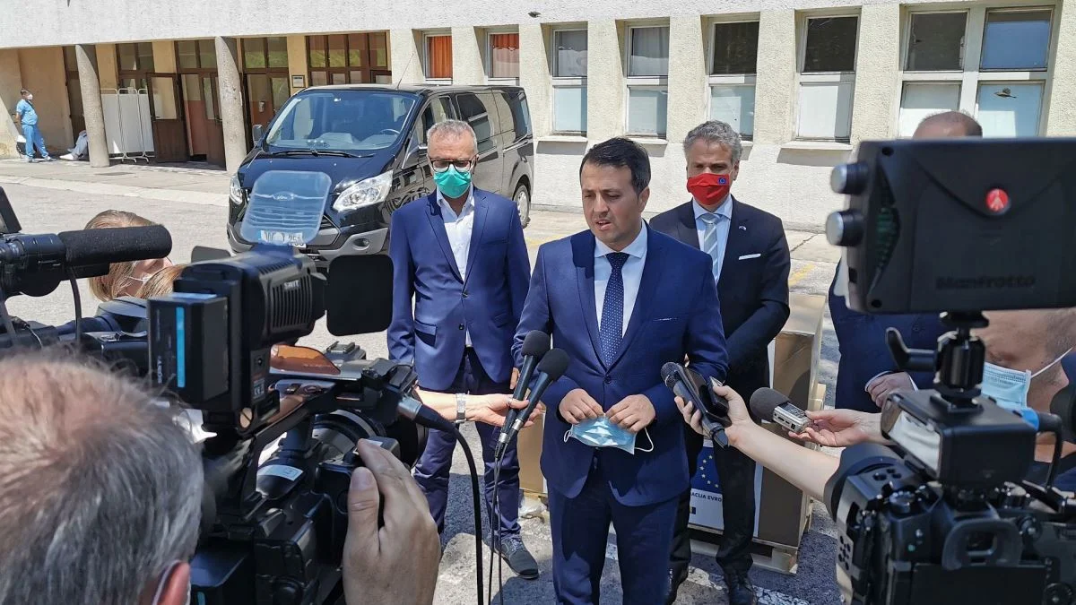 Ambasador Sattler uručio dva respiratora Kantonalnoj bolnici Zenica
