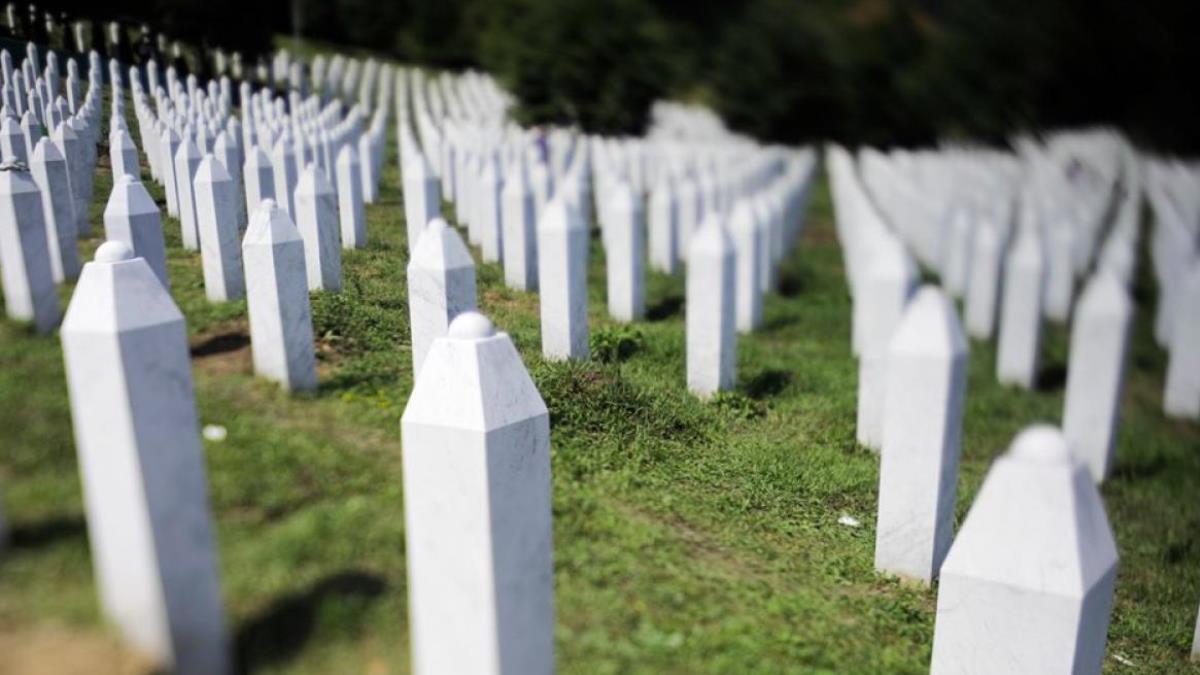 Bijeli nišani ostali u tišini da svjedoče o strahotama genocida u Srebrenici