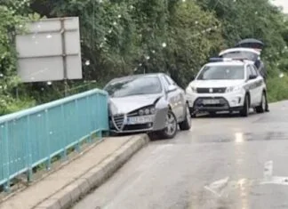 Saobraćajna nesreća u Zenici: Alfom udario u ogradu na mostu