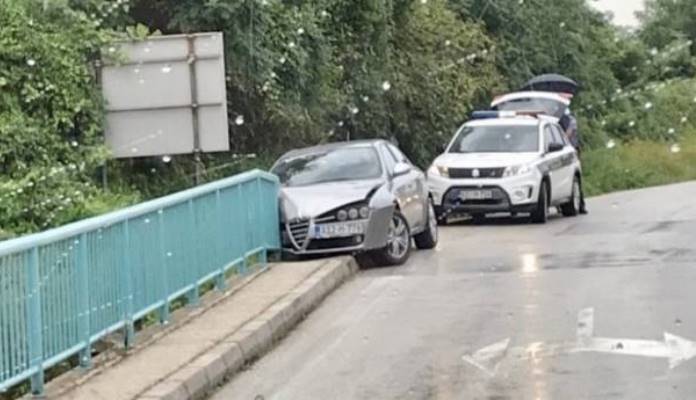 Saobraćajna nesreća u Zenici: Alfom udario u ogradu na mostu