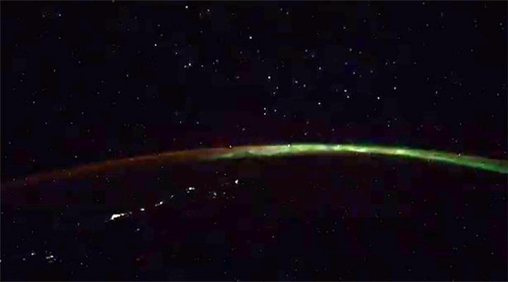 Misteriozni snimak kosmonauta: Pet nepoznatih objekata izlazi iz mraka (VIDEO)
