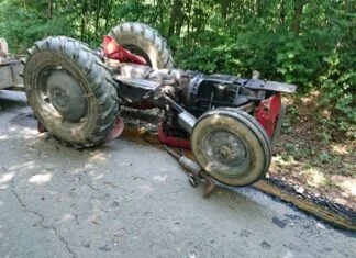 Pripadnik OS poginuo u prevrtanju traktora kod Sokoca Traktor