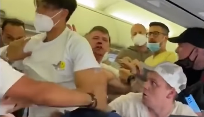 Dva putnika u avionu se potukla zbog zaštitnih maski (VIDEO)