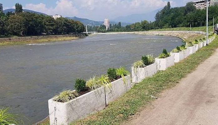 Počela sadnja ukrasnog bilja u betonske žardinjere na obali rijeke Bosne u Zenici