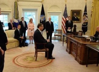 Fotografija Vučića kako sjedi na stolici ispred Trumpa predmet podsmijeha na internetu Aleksandar Vučić