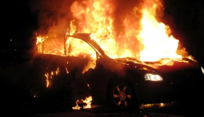 Požar u Zenici: Oštećena četiri vozila i ulaz u trgovinu