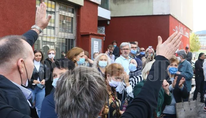 Drama pri pokušaju deložacije u Zenici: Adnanu pozlilo, njegova supruga je završila u bolnici…