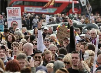 U Velikoj Britaniji održani protesti zbog mjera na sprečavanju širenja koronavirusa