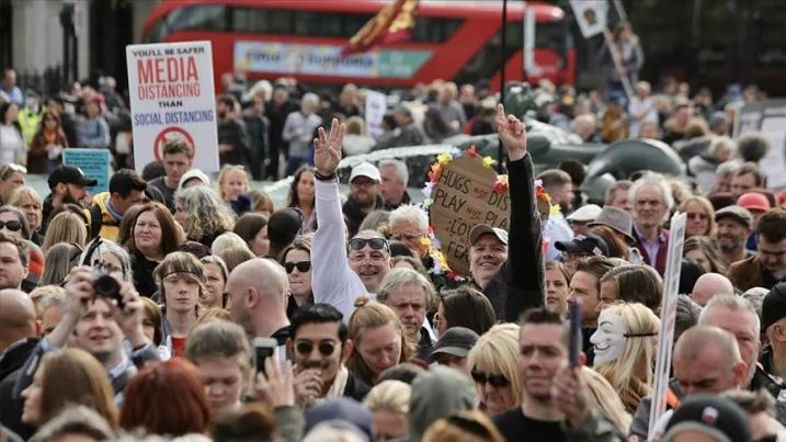 U Velikoj Britaniji održani protesti zbog mjera na sprečavanju širenja koronavirusa