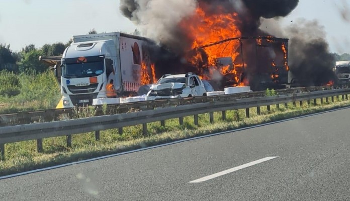 Lančani sudar na autoputu kod Zagreba, gore dva kamiona, poginula jedna osoba (VIDEO)