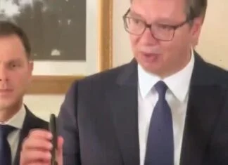 Predsjednik Srbije ushićeno pokazao olovku koju mu je dao Donald Trump (VIDEO) Vucic I Olovka Trumpa