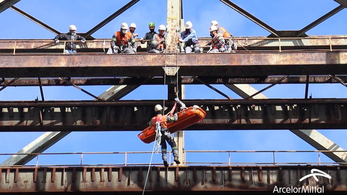 Obavljena obuka za spašavanje sa visina i dubina u ArcelorMittalu Zenica (FOTO)