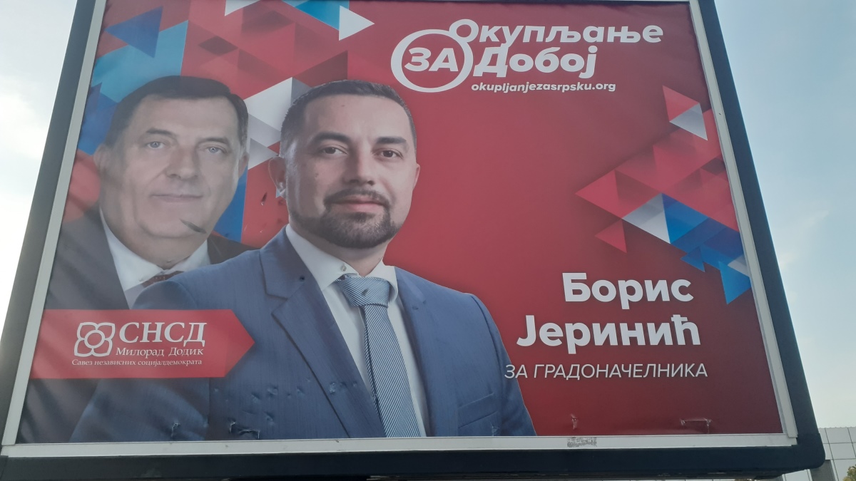 Vatrogasac sa sjekirom uništio bilbord u Doboju sa slikom Milorada Dodika (VIDEO)