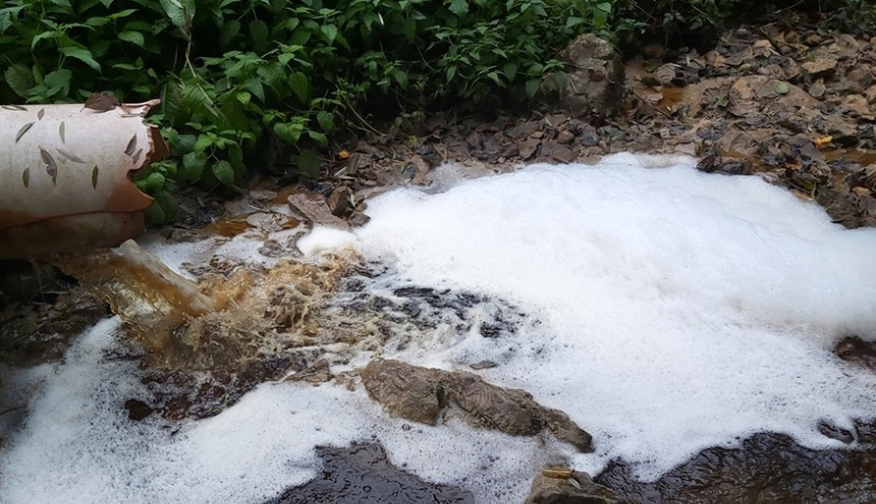 Otpad iz deponije Mošćanica  zagađuje obližnji potok (FOTO)