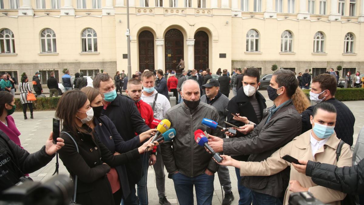 Protesti u Banja Luci: Nezadovoljni građani traže da se djeca vrate u škole i da se produži radno vrijeme kafanama