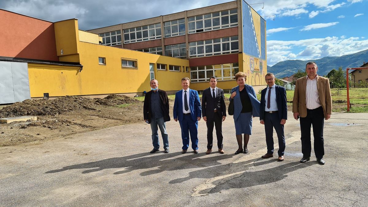 Vlada ZDK podržala projekat rekonstrukcije igrališta škole u Peharama