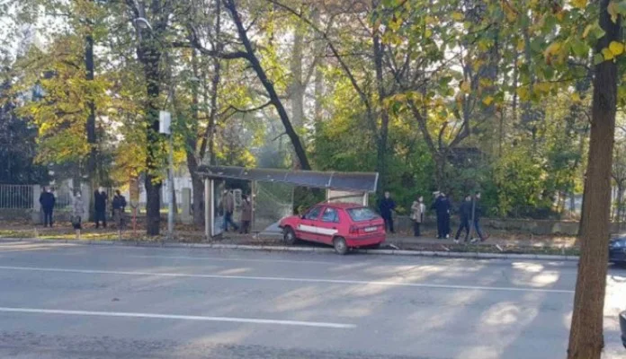 Autom uletio u autobusko stajalište u Banjaluci, povrijeđena žena
