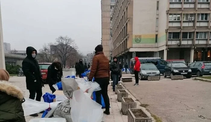 Članovi biračkih odbora u Zenici proveli besanu noć, zbog hladnoće ložili vatru na otvorenom