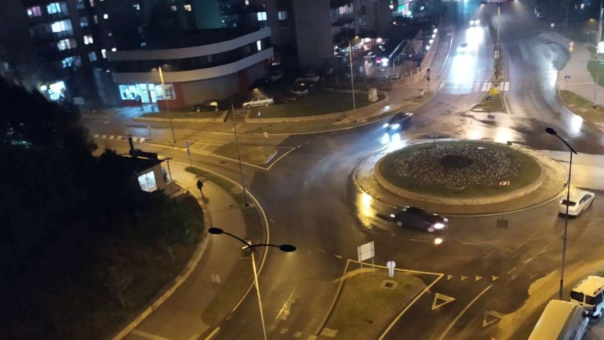 Zeničko naselje Mokušnice bez vode, pukla cijev u kružnom toku (VIDEO)