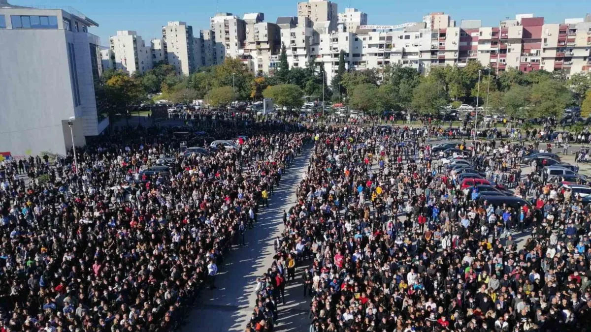 Masovno kršenje mjera protiv korone tokom sahrane Amfilohija