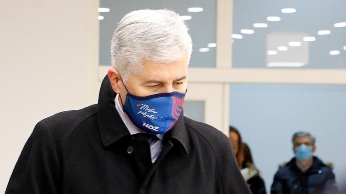 Dragan Čović prekršio Izborni zakon, sa stranačkim obilježjima na biračkom mjestu